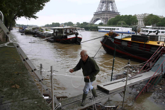 Thousands evacuated as floods batter Paris region