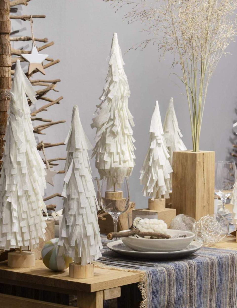 Une table scandinave en blanc et bois pour Noël