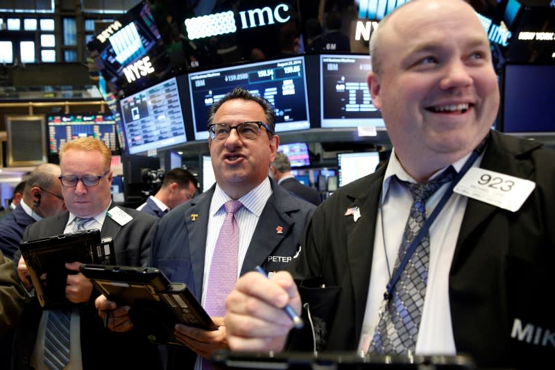 Traders work on the floor of the New York Stock Exchange (NYSE) in New York City, U.S., August 25, 2016. REUTERS/Brendan McDermid