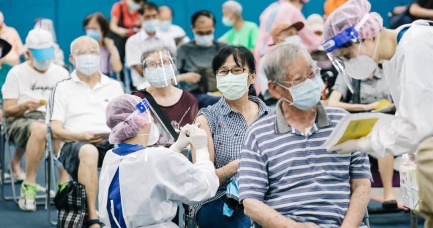 中央流行疫情指揮中心昨宣布今天起開放75歲以上長者施打莫德納第2劑，莊人祥表示，由於今天早上才開始配送，各地衛生局會在今天陸續接到疫苗，後續再依造冊方式施打。（圖／中國時報郭吉銓攝）