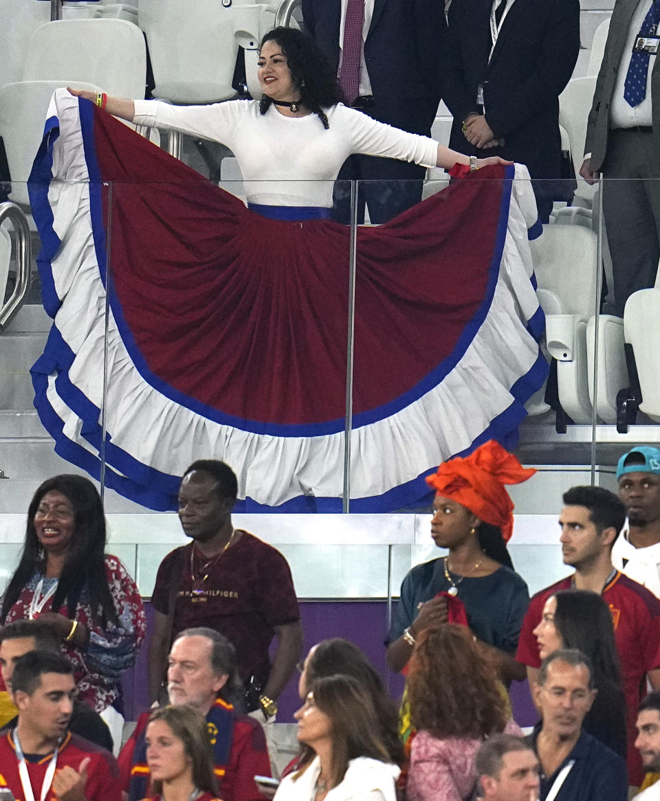 Una aficionada baila antes del inicio del partido que enfrentó a España y Costa Rica en el Grupo E del Mundial, en el estadio Al Thumama, en Doha, Qatar, el 23 de noviembre de 2022. (AP Foto/Frank Augstein)