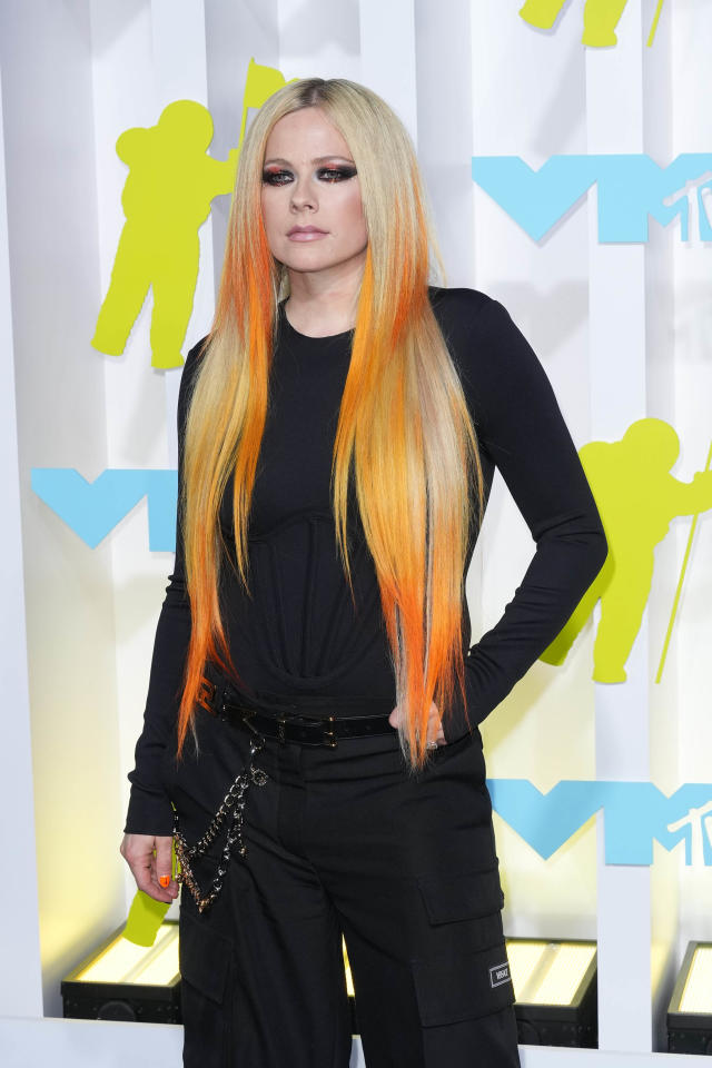 Avril Lavigne Swiftly Deals With Topless Stage Invader During Juno Awards