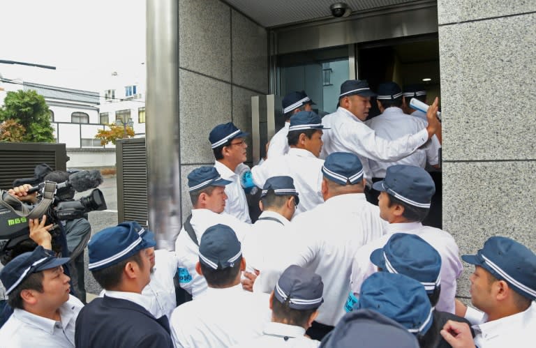 Japanese police raided the headquarters of the Yamaken-gumi crime syndicate in 2015