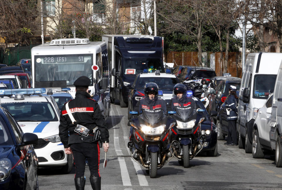 Il furgone refrigerato contenente le dosi di vaccino è arrivato allo Spallanzani di Roma scortato dai Carabinieri. (Photo by Riccardo De Luca/Anadolu Agency via Getty Images)