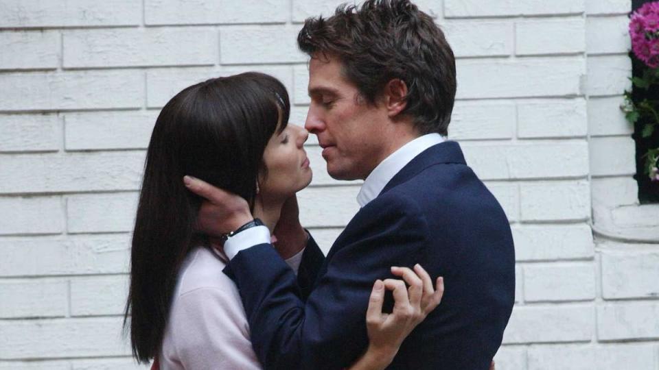 NEW YORK - NOVEMBER 14: (ITALY OUT) Actors Sandra Bullock and Hugh Grant kiss while filming a scene from the movie 