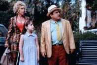 <b>Danny DeVito & Rhea Perlman</b><br><br>… waren seitdem unzertrennlich. Sie gründeten eine Produktionsfirma (Jersey Films) und spielten 1996 Seite an Seite in der Komödie „Matilda“ (l. m. Mara Wilson). Wieso die Beziehung schließlich scheiterte, ist rätselhaft. Erst im letzten Jahr schwärmte DeVito im Interview mit „Bild der Frau“: „Die Liebe hat in meiner Ehe nach 30 Jahren noch immer einen großen Platz.“ (Bild: ddp Images)