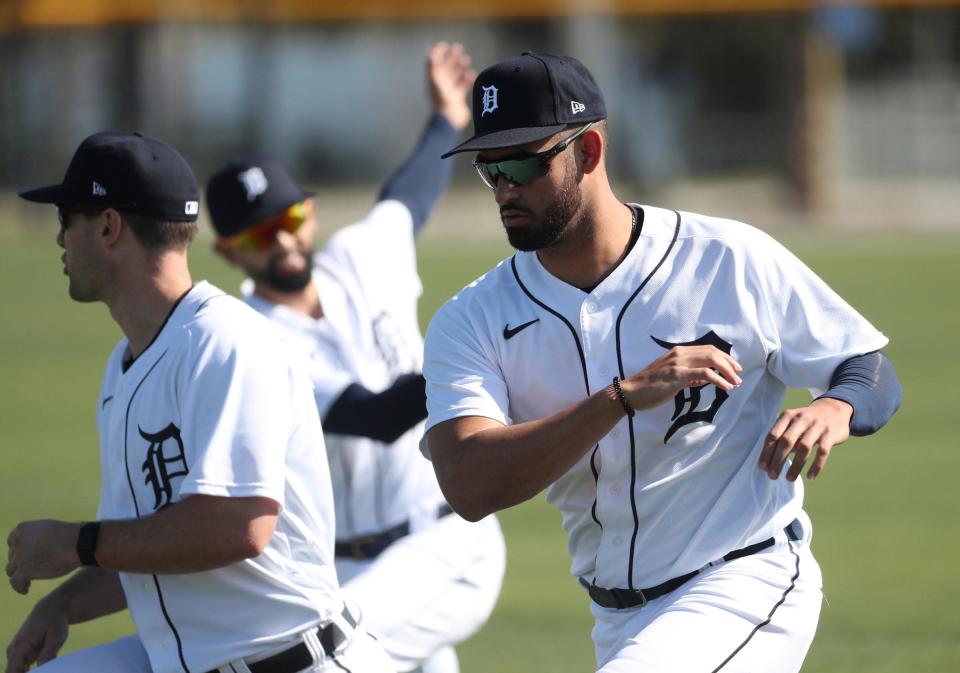 El prospecto de los Tigres de Detroit, Riley Greene, calienta durante el minicampamento de ligas menores de entrenamiento de primavera el lunes 21 de febrero de 2022 en Tiger Town en Lakeland, Florida.