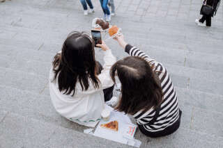 On prend aussi des viennoiseries en photo lorsqu’on est en vacances à Paris, comme ici à Montmartre en octobre 2022.. PHOTO MAYLIS ROLLAND/Hans Lucas /AFP