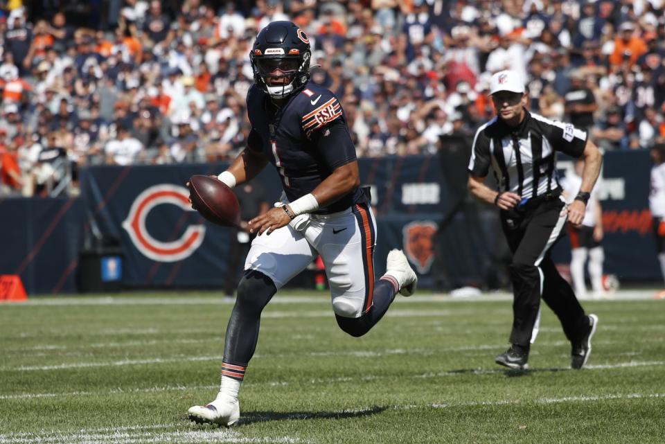 Chicago Bears quarterback Justin Fields runs the ball against the Cincinnati Bengals.