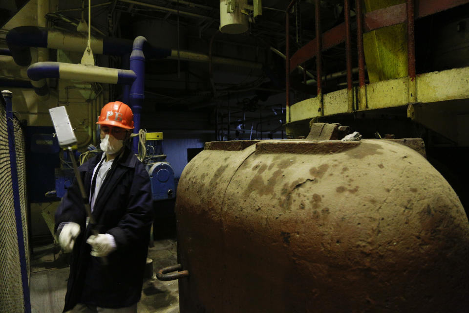 <p>A worker checks the radiation level in the 3rd reactor at the Chernobyl nuclear plant, in Chernobyl, Ukraine, Friday, April 20, 2018. (Photo: Efrem Lukatsky/AP) </p>