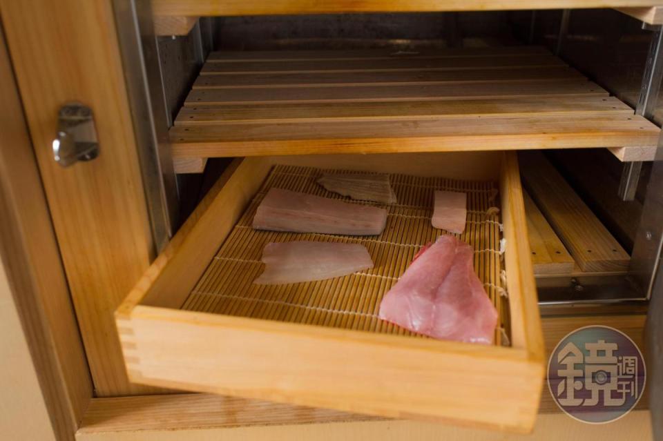 檜木訂製的不插電冰箱，僅以冰塊保冷今日5小時內需使用的食材。