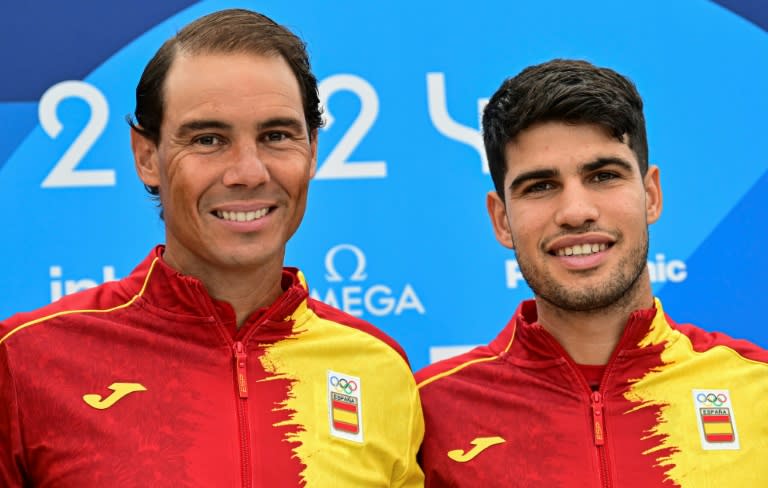 Los tenistas españoles Rafael Nadal (izq.) y Carlos Alcaraz, el 24 de julio de 2024 en la Villa Olímpica, en París (Martín Bernetti)