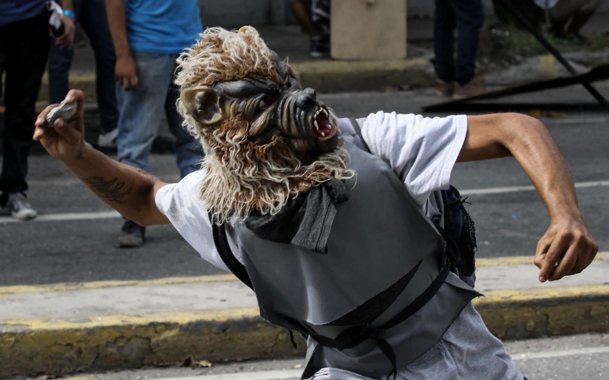 Riots between protesters and policemen in Caracas - EFE