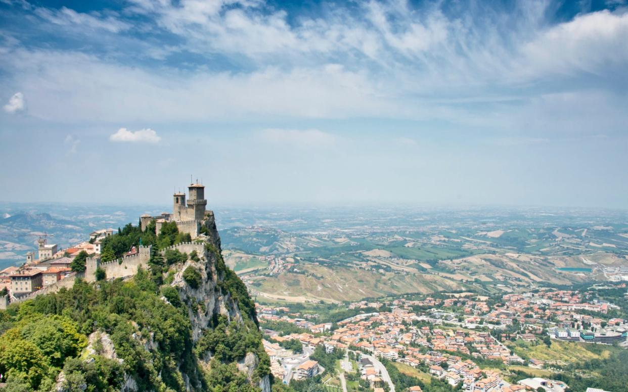 San Marino is dominated by a fortress on top of a rocky crag - Moment RF