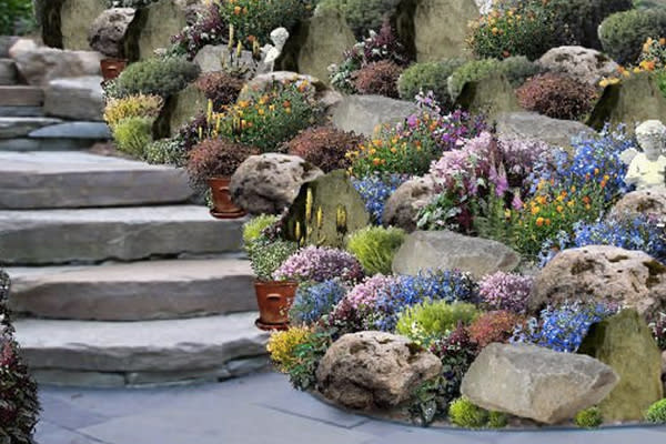 Muro. Arma un muro escalonado con piedras cuadradas y rectangulares, y rellénalo con flores de todos los colores, como esta idea que compartió el jardinero Everett Campbell en el blog Garden Puzzle. - Foto: gardenpuzzle.com