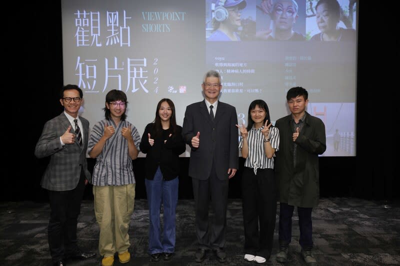 「2024觀點短片展」特映  胡元輝出席 公視「2024觀點短片展」22日舉辦特映記者會，公視 新聞部經理蕭丁毓（左起）、導演少凡、陳韶君、公 廣集團董事長胡元輝、導演薛若儀、黃聖鈞出席合 影。 （公視紀錄觀點提供） 中央社記者王心妤傳真 113年5月22日 