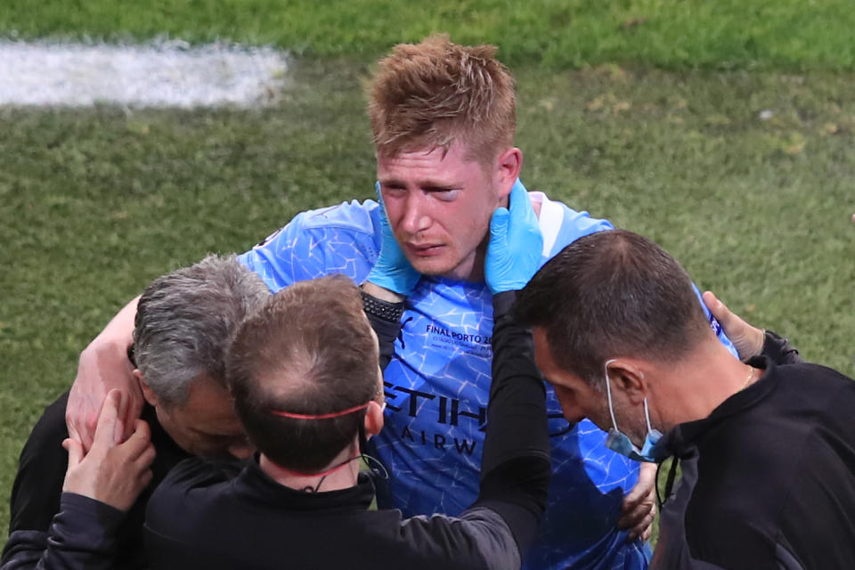 PORTO, PORTUGAL - MAY 29: Kevin De Bruyne of Manchester City looks dejected after being forced off with a head injury after a collision with Antonio Rudiger of Chelsea. during the UEFA Champions League Final between Manchester City and Chelsea FC at Estadio do Dragao on May 29, 2021 in Porto, Portugal. (Photo by Marc Atkins/Getty Images)