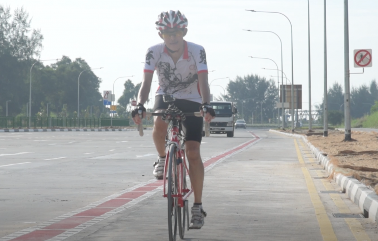 Retiree and cycling enthusiast Allan Yeo making use of the new on-road cycling lane along Tanah Merah Coast Road. (PHOTO: Yahoo Singapore / Stefanus Ian)