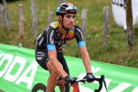 <p>Mikel Landa se retiró de la Vuelta a España en la primera de las dos etapas montañosas de Asturias. Pese a que atacó en la ascensión inicial, el ciclista alavés se bajó de la bicicleta antes incluso de la subida a los Lagos de Covadonga sumando así una nueva decepción a su larga lista de infortunios. (Foto: Tim de Waele / Getty Images).</p> 