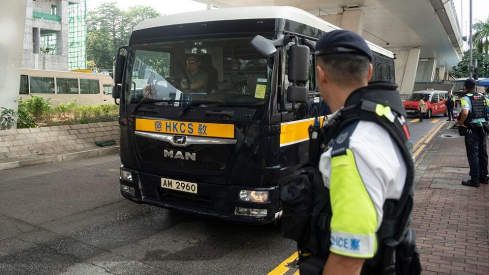 一輛囚車開進中國香港特區西九龍裁判法院（25/6/2024）