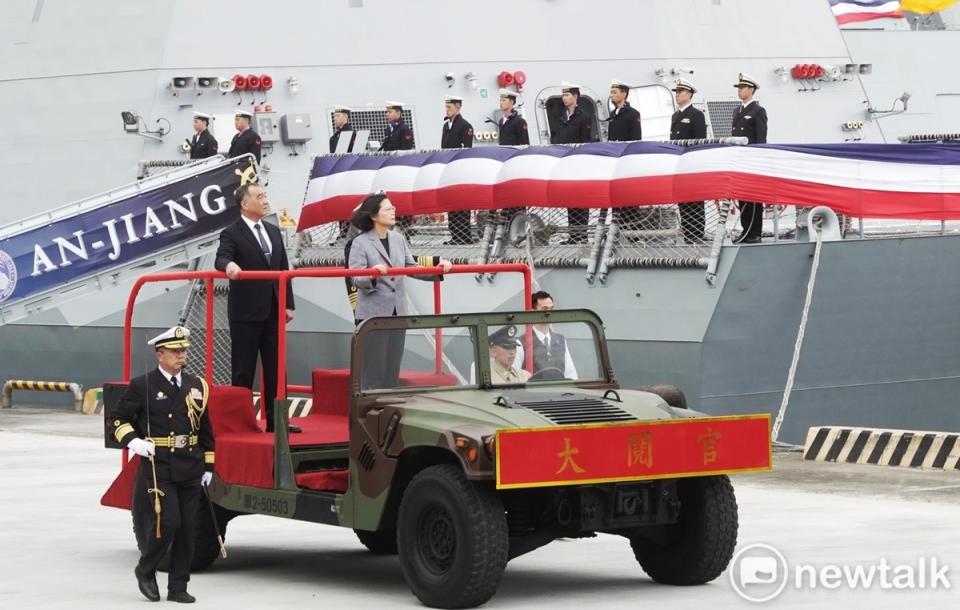 總統蔡英文出席「海軍高效能艦艇安江及萬江軍艦交艦典禮」，並校閱艦艇官兵。   圖：張良一/攝