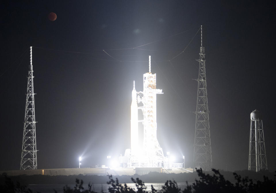 La nave espacial Orion de la NASA, junto con el eclipse lunar, en el Centro Espacial Kennedy en Florida el 8 de noviembre del 2022. (Joel Kowsky/NASA via AP)