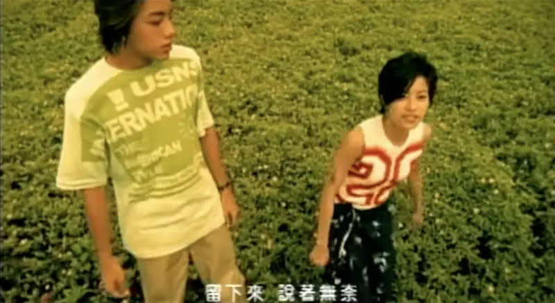 ▲徐懷鈺（右）及坤達（左）曾一起拍攝過〈我又不是沒愛過〉的MV，當時坤達還沒以男團Energy成員身分正式出道。（圖／翻攝自YouTube〈我又不是沒愛過〉）