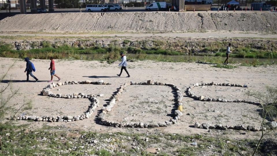 Un aviso de SOS en el campamento de migrantes de Ciudad Juárez.