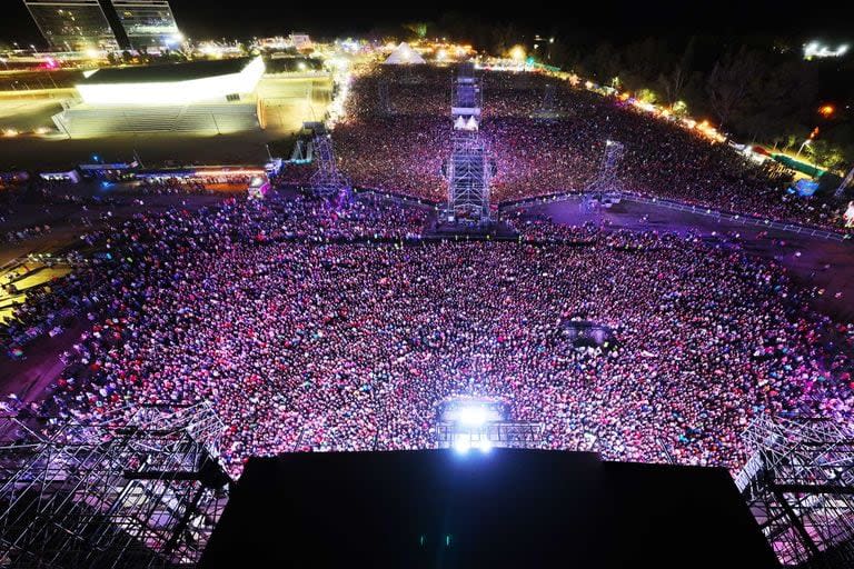 Vista aérea de la multitud que siguió el cierre de este encuentro que desde hace 11 años organiza la Municipalidad de Neuquén