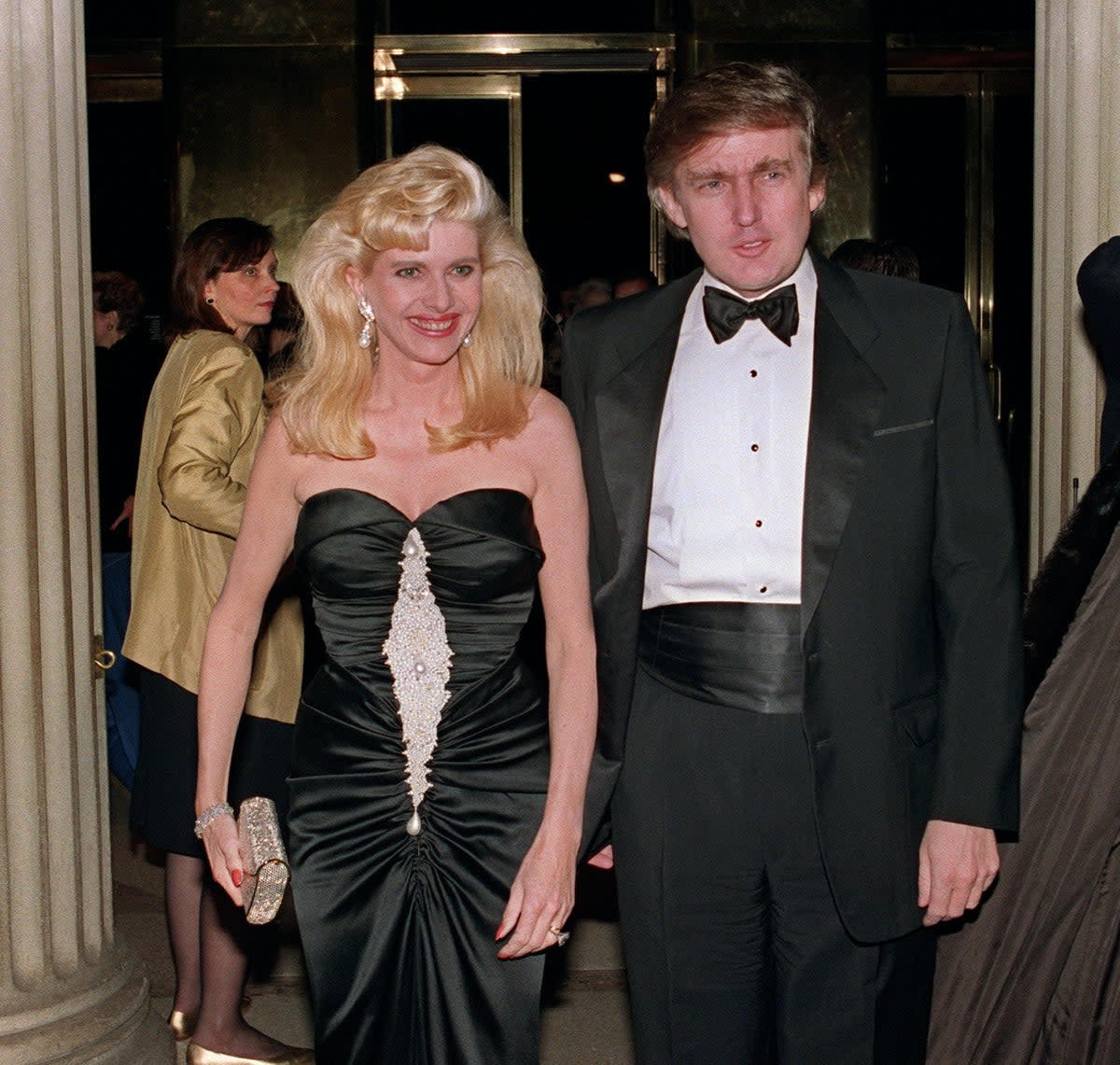 Donald Trump y su esposa Ivana llegan el 4 de diciembre de 1989 a un compromiso social en Nueva York (AFP via Getty Images)