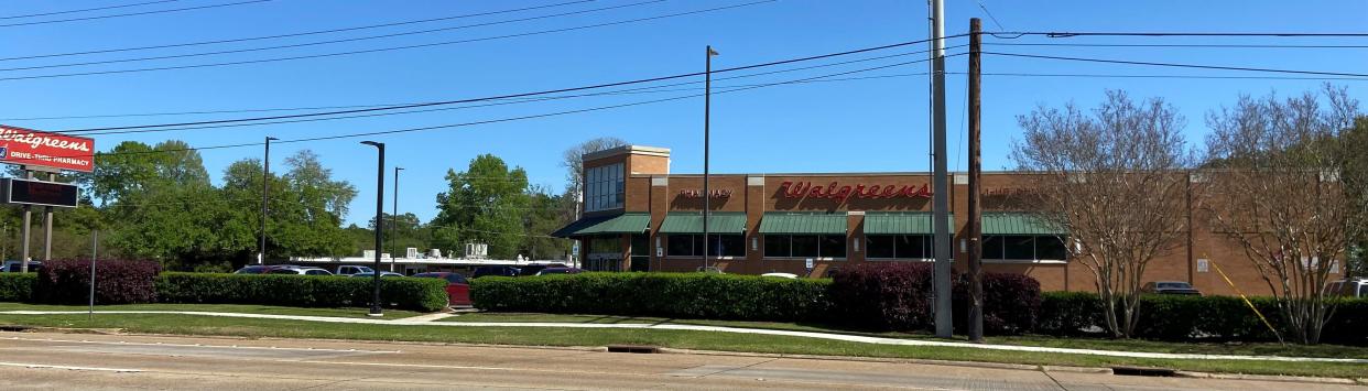 Walgreens has agreed to pay a former employee in an Alexandria store $205,000 to settle a lawsuit accusing it of refusing to accommodate her medical conditions and later when she began experiencing pregnancy complications.