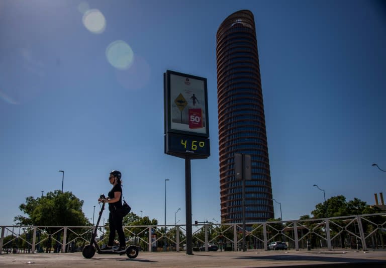 Una mujer pasea con un monopatín eléctrico en Sevilla, sur de España, el 23 de julio de 2024 (CRISTINA QUICLER)