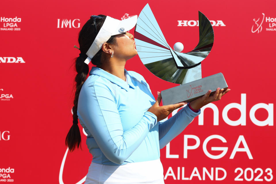 Lilia Vu of United State kisses the trophy on the 18th green after winning the 2023 Honda LPGA Thailand at Siam Country Club on February 26, 2023 in Chon Buri, Thailand. (Photo by Thananuwat Srirasant/Getty Images)