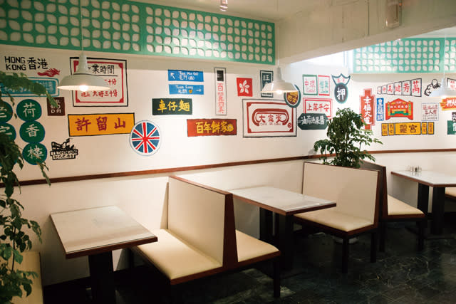 地下室座區以香港復古海報與字畫營造出宛若戲院的空間氛圍。