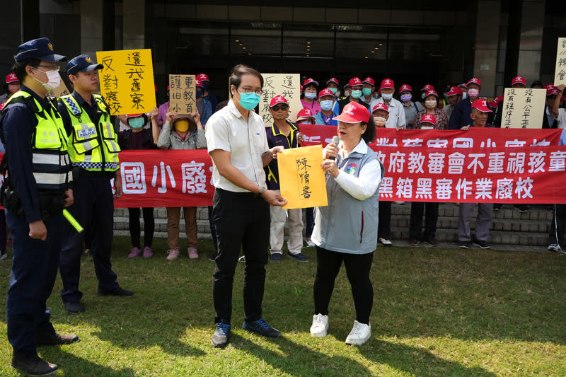 反舊寮國小廢校裁併  居民赴縣府陳情（1） 屏東縣高樹鄉舊寮國小近5年人數未達50人，縣府依 規定進行併校或停辦評估，當地居民21日前往縣府陳 情，訴求勿併入新豐村新豐國小，菜寮村長蕭惠真 （前右）遞交陳情書，縣府教育處國民教育科長陳尚 奕（前右2）代表接受。 中央社記者黃郁菁攝  113年3月21日 