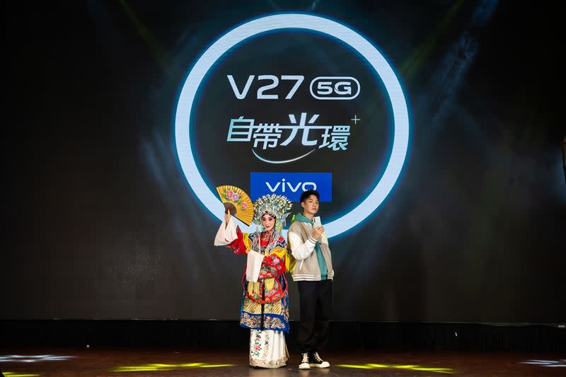 vivo看準傳統時尚融合藝術風潮，大秀時尚設計力推出vivo V27 5G自帶光環神級美拍手機。（圖／品牌業者提供）