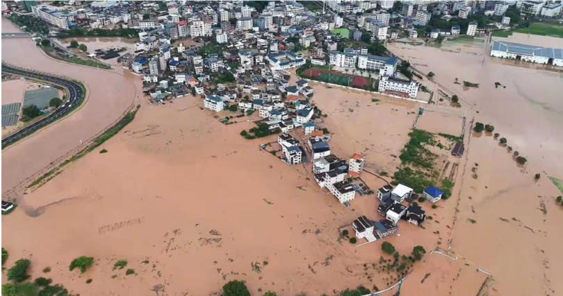 受強降水雲系影響，中國廣東省梅州16日出現大暴雨，多處發生山洪、山崩。（圖／微博）