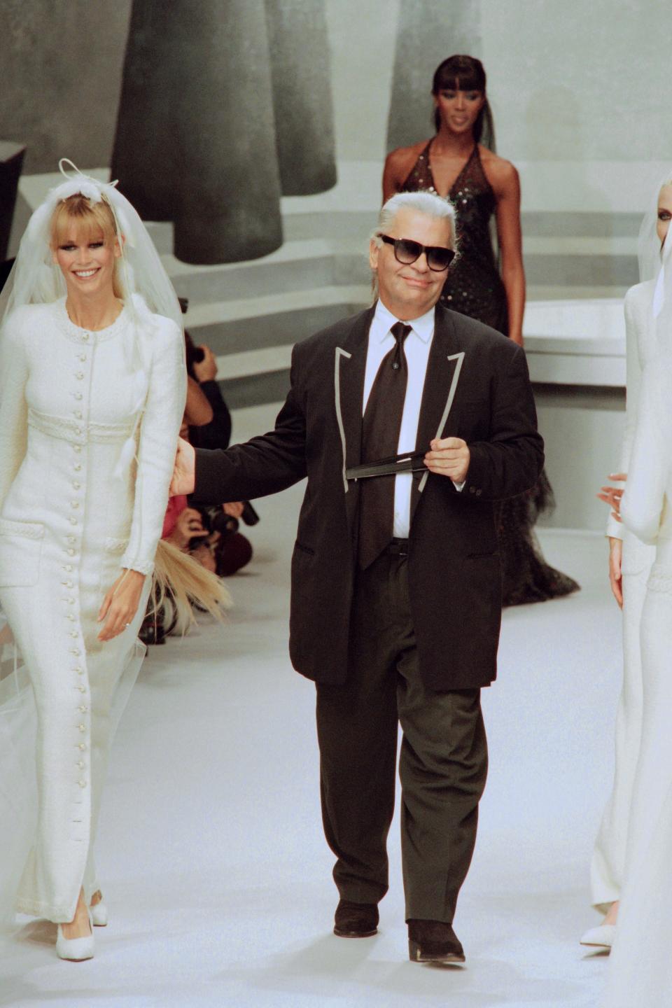 <p>Über die Jahre hatte Modezar Karl Lagerfeld so einige Musen – aber Topmodel Claudia Schiffer gilt als seine erste. Für Chanel ließ er sie erstmals über den Catwalk laufen und ebnete ihr eine internationale Karriere. In einem Interview erzählte Lagerfeld: „Als Claudia ankam, waren die anderen gelähmt.“ (Bild: Getty Images) </p>