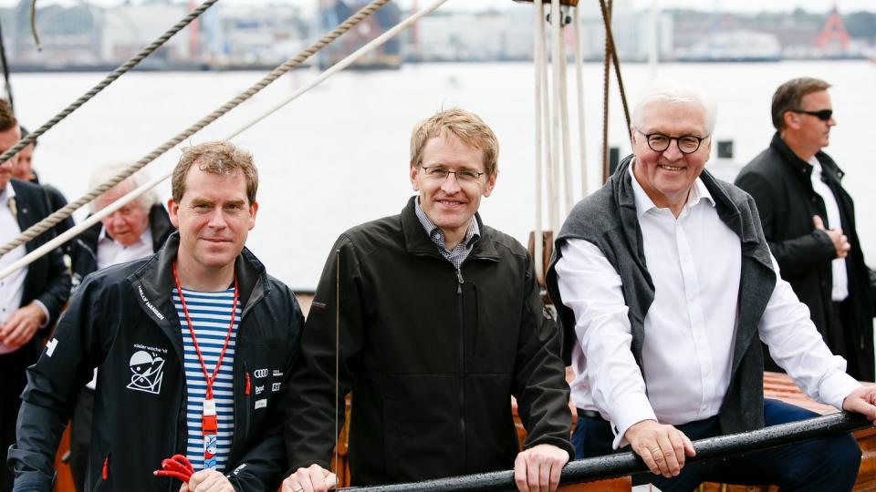 Oberbürgermeister Ulf Kämpfer (l-r), Ministerpräsident Daniel Günther und Bundespräsident Frank-Walter Steinmeier an Bord des Segelschulschiffs Thor Heyerdal. Foto: Frank Molter