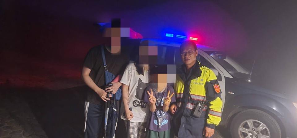 瑞芳警及時救援遊客關女ㄧ家。（記者徐煜勝翻攝）