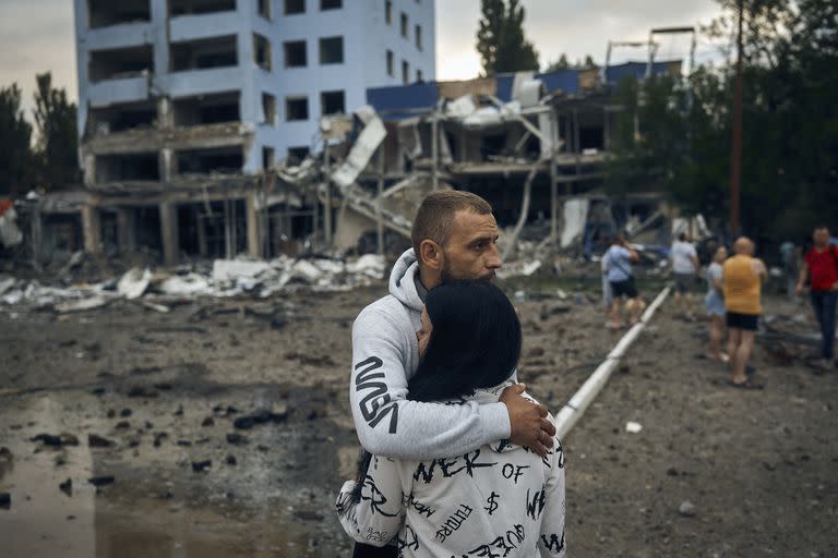 Una pareja reacciona tras un bombardeo ruso en Mykolaiv, Ucrania, el 3 de agosto de 2022. (AP Foto/Kostiantyn Liberov)