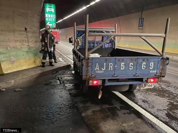 小貨車開進隧道火燒車，工務段與消防隊都趕到場迅速將火勢撲滅。（記者方一成攝）