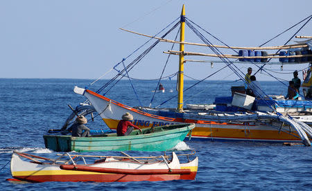 Chinese fishermen approach Philippine boat to trade goods at the disputed Scarborough Shoal April 5, 2017. Picture taken April 5, 2017. REUTERS/Erik De Castro