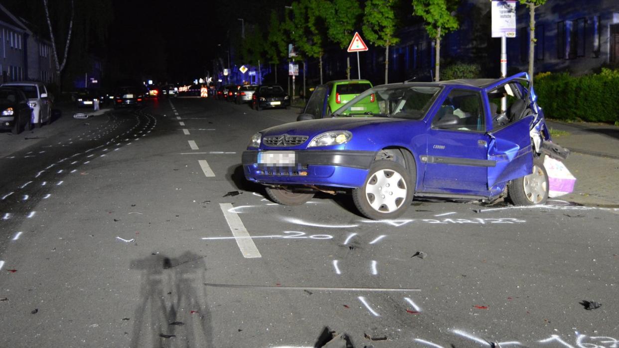 Nach einem mutmaßlichen Autorennen ist eine unbeteiligte Autofahrerin gestorben. Foto: Polizei Duisburg