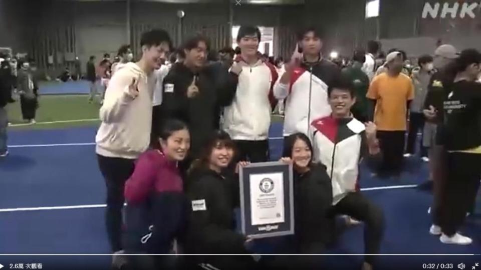 挑戰學生拿著金氏世界紀錄證書開心合影留念。（圖／翻攝自NHK Twitter）