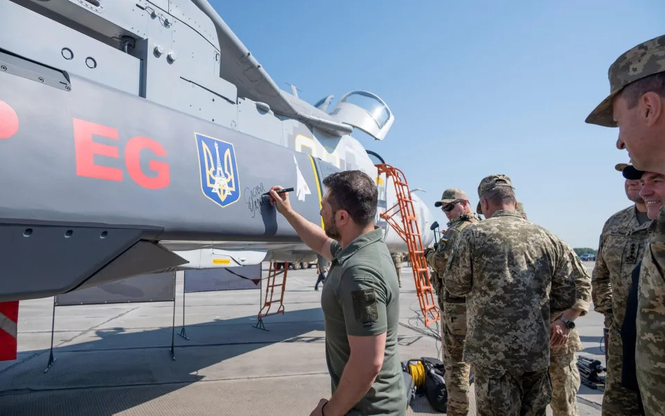 Volodymyr Zelensky autographs a French-donated Scalp-EG missile. He also hopes to persuade France to allow their use against Russia.