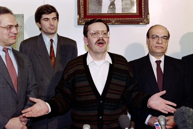Terry Anderson, au centre, lors d'une conférence de presse après sa libération, le 4 décembre 1991, à New York, aux Etats-Unis (-)