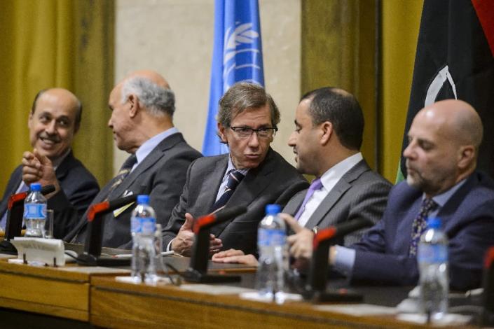 United Nations special envoy to Libya Bernardino Leon (C) speaks with Libya's General National Congress (GNC) deputy president Saleh al-Makzom (2nd-R) during peace talks between rival Libyan factions in Geneva, Switzerland, August 12, 2015 (AFP Photo/Fabrice Coffrini)