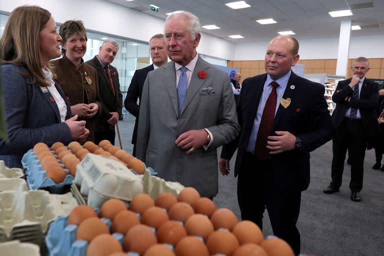 El rey Carlos III de Inglaterra se reúne con el personal y los proveedores en la sede de los supermercados Morrisons en Bradford el 8 de noviembre de 2022 durante una gira de dos días por Yorkshire.