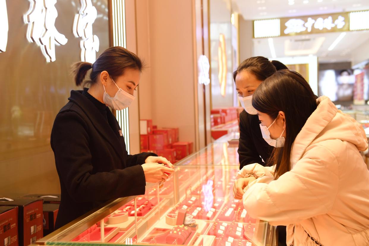 People choose gold ornaments for the Year of the Rabbit at a gold shop in Renhuai City, Southwest China's Guizhou Province, Jan 4, 2023.